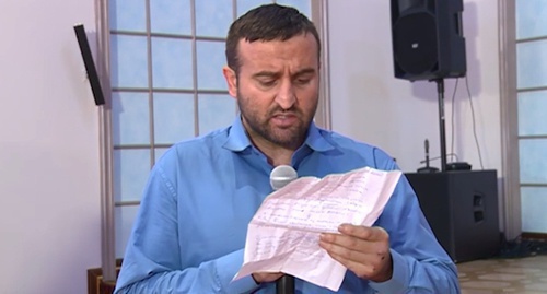 Shoip Tutaev reads his statement of apology to Kadyrov. Screenshot of a story shown by the "Grozny" TV Channel, grozny.tv