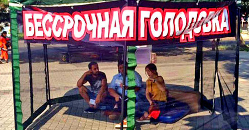 The members of the "Communists of Russia" Party go on hunger strike for the resignation of the Governor of the Stavropol Territory. Mikhail Abramyan is in the centre. Krasnodar, August 25. Photo from Abramyan's personal page on Facebook