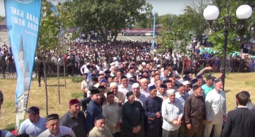 The believers gathered in front of a new mosque opened in Chechnya. Screenshot of a video at Ramzan Kadyrov's page on VKontakte, vk.com/ramzan