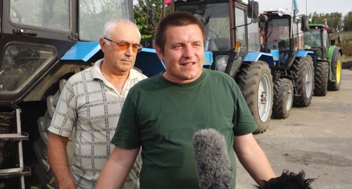 Alexei Volchenko (in green shirt) takes part in tractor march. Photo: RFE/RL