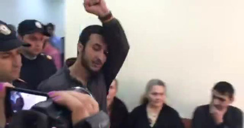 Activist Bairam Mamedov in the court. Screenshot of the video posted at http://www.radioazadlyg.org/a/bayram-giyaseddin-nida-hebs/27730544.html