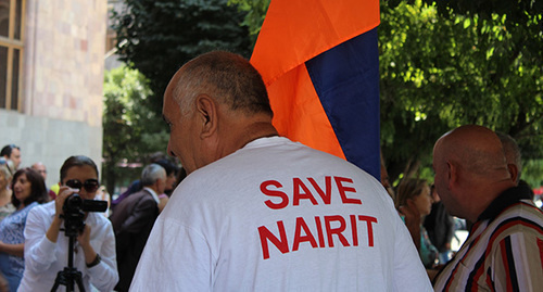 Former employee of Nairit plant in T-shirt with inscription 'Save Nairit!' Photo by Tigran Petrosyan for the 'Caucasian Knot'. 