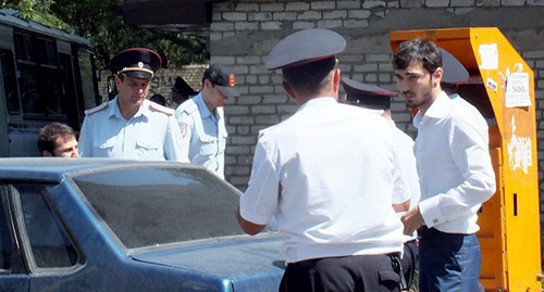 Policemen stopped a car driving pass the mosque, Makhachkala, August 6, 2016. Photo by Patimat Makhmudova for the 'Caucasian Knot'. 