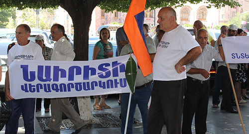 The protest action of the ex-workers of the "Nairit" factory. An inscription on a banner: "Resume of "Nairit"". Yerevan, September 2016. Photo by Tigran Petrosyan for the "Caucasian Knot"