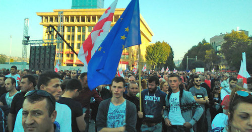 The supporters of the "United National Movement" Party are carrying the flags of Georgia and EU. Tbilisi, October 5, 2016. Photo by Beslan Kmuzov for the "Caucasian Knot"