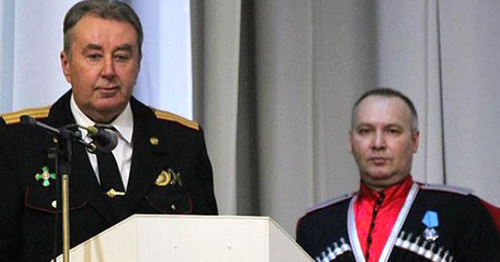 Nikolai Nesterenko, Deputy Ataman of the Cossack unit of Anapa (to the left). Photo http://www.yugopolis.ru/