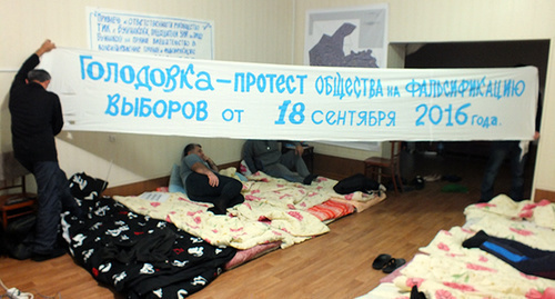 A poster of the hunger strikers at the headquarters of the regional branch of the Communist Party of the Russian Federation. Photo by Patimat Makhmudova for the "Caucasian Knot"