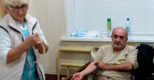 Doctors providing help to a hunger-striker Gerey Sadykov. Buynaksk, October 11, 2016. Photo by Patimat Makhmudova for the "Caucasian Knot"