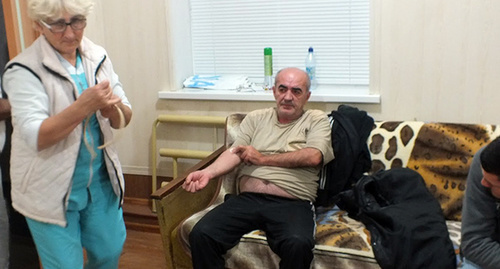 Doctors providing help to a hunger-striker Gerey Sadykov. Photo by Patimat Makhmudova for the "Caucasian Knot"