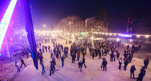 Protesters in the central square of Nardaran. November 26, 2015. Photo by Aziz Karimov for the "Caucasian Knot"