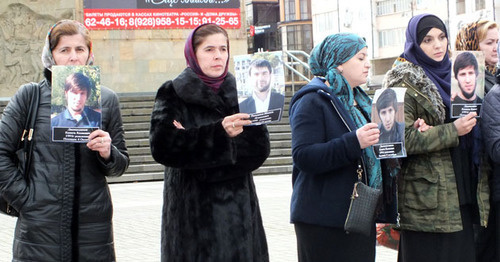 Relatives of missing Dagestanis hold rally in front of Russian Theatre in Makhachkala, October 31, 2016. Photo by Patimat Makhmudova for the 'Caucasian Knot'. 