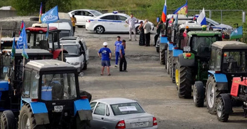The equipment of the participants of the Kuban "tractor march". Rostov Region, August 2016. Screenshot of a video by the user Radio Svoboda https://www.youtube.com/watch?v=i9smCFTYuT0