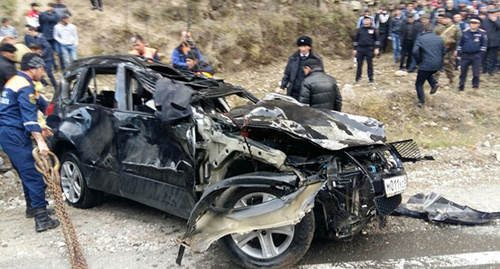 A car fell into precipice in the Untsukul District of Dagestan. Photo http://www.riadagestan.ru/news/disasters_and_catastrophes/poyavilas_informatsiya_po_povodu_dtp_v_untsukulskom_rayone_respubliki/