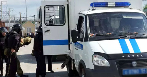 Policemen during detention. Photo: http://nac.gov.ru