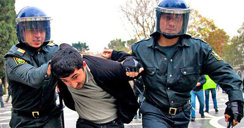 Policemen detain participant of protest rally, Baku, November 17, 2012. Photo by Aziz Karimov for the ‘Caucasian Knot’. 