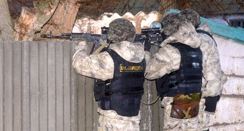 Policemen during CTO. Photo: http://nac.gov.ru/nakmessage/2015/11/18/v-kalmykii-podrazdeleniyami-fsb-i-mvd-rossii-neitralizovany-chleny-babayurtovs.html