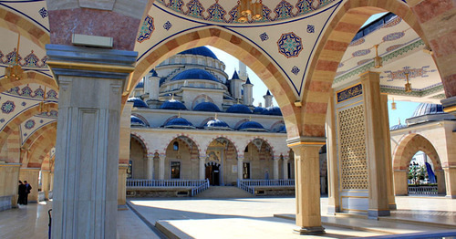 The yard of the mosque "Heart of Chechnya", Grozny. Photo: Salman https://ru.wikipedia.org