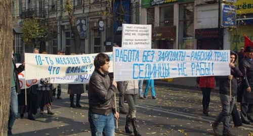 A protest action of the workers of the "Sedin" plant. http://bloknot-krasnodar.ru/news/gruppy-rabotnikov-zavoda-sedin-zablokirovany-v-sots-794440
