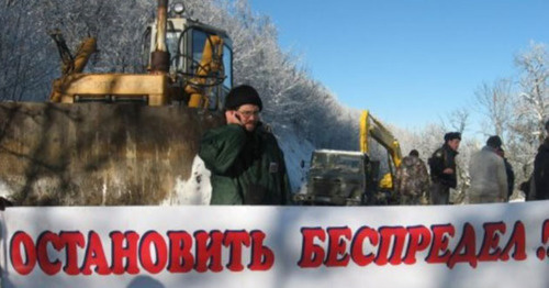 A protest action against the construction of the road in "Bolshoi Utrish". January 2009. Photo from the website of the "Ecological Watch for Northern Caucasus"