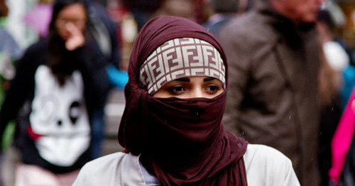 A Muslim woman. Photo by the user Chris Beckett https://www.flickr.com