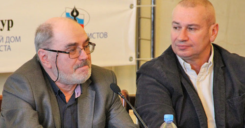 Pavel Guntiontov (to the left), the secretary of the Union of Russian Journalists. Photo by Svetlana Kravchenko for the "Caucasian Knot"