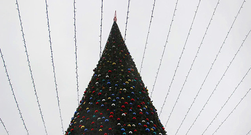 The top of the New Year Tree in Grozny. Photo by Akhmed Aldebirov for the "Caucasian Knot"