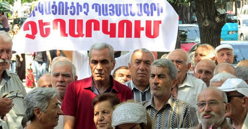 The rally of the former employees of the "Nairit" factory. An inscription on the poster: "Cancellation of the slave contract". Yerevan, July 4, 2016. Photo by Tigran Petrosyan for the "Caucasian Knot"