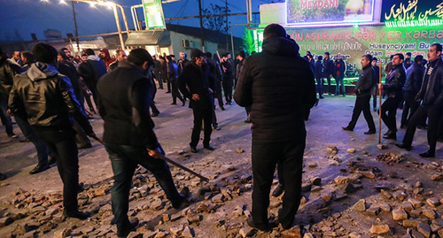 People gathered at a spontaneous rally near Nardaran, November 26, 2015. Photo by Aziz Karimov for the ‘Caucasian Knot’.