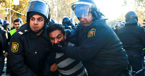 Policemen disperse protestors. Photo by Aziz Karimov for the 'Caucasian Knot'. 