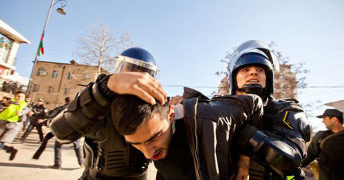 Policemen detain rally participant. Photo: http://haqqin.az/news/88222