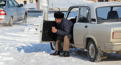 A taxi driver in Grozny. Photo by Magomed Magomedov for the "Caucasian Knot"