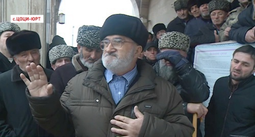 Turpal-Ali Muskiev, father of one of those detained, speaks in front of the villagers. January 13, 2017. Screenshot of a report of “Grozny.tv” TV channel, Grozny.tv