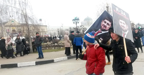 Young men carry Ramzan Kadyrov's portraits at the rally in his support. Grozny, January 22, 2016. Photo by the "Caucasian Knot" correspondent