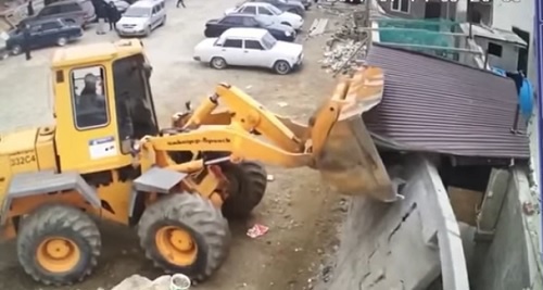 Demolition of fence in Separatorny village in Makhachkala. Screenshot of video, https://www.youtube.com/watch?v=RywuclnP13w