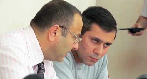 Activist Gevorg Safaryan (right) with his advocate Tigran Airapetyan. Photo by Tigran Petrosyan for the ‘Caucasian Knot’.