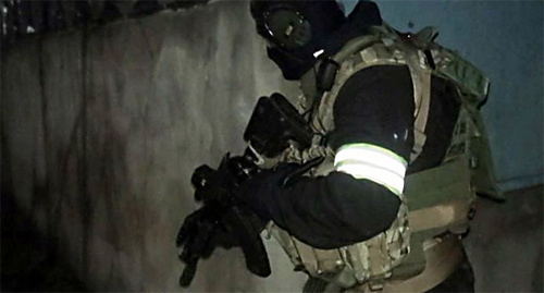 A law enforcer during CTO. Photo: http://nac.gov.ru/nakmessage/2016/01/16/v-nalchike-v-chastnom-dome-blokirovan-bandit.html