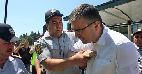 The police detains Ilgar Mamedov. Photo: Turkhan Karimov (RFE/RL)