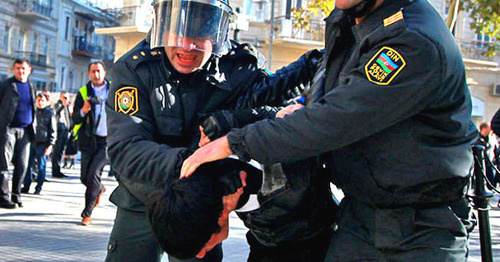 Policemen disperse opposition protest action, Baku, December 10, 2012. Photo by Aziz Karimov for the 'Caucasian Knot'. 