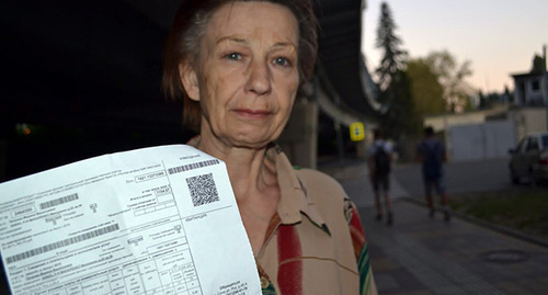 Praskovya Degtereva with a payslip addressed to the new apartment owner. Photo by Svetlana Kravchenko for the "Caucasian Knot"