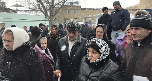 The meeting of the residents of Derbent, who do not want to move out of their dilapidated houses from the city centre to the area of the industrial zone. Photo by Patimat Makhmudova for the "Caucasian Knot"