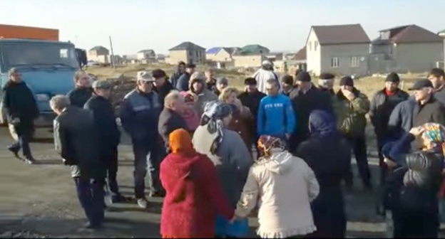 The participants of a protest action against the construction of the dogs’ shelter in Semender. Screenshot of a video by the "Chernovik" weekly, Youtube.com/watch?v=DRFILvrJhC4