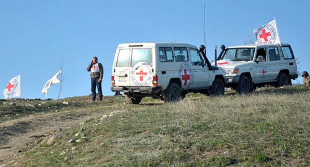 Vehicles of the International Committee of the Red Cross in Karabakh conflict zone. Photo: http://ru.sputnik.az