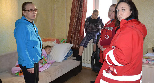 The Dyakov family and ambulance doctors. Photo by Svetlana Kravchenko for the 'Caucasian Knot'. 