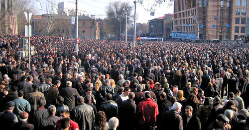 Rally in Yerevan, March 1, 2008. Photo: Serouj https://ru.wikipedia.org/