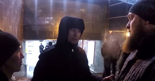 Islam Ismailov talks with two men during anti-alcohol raid in Moscow. Screenshot of the video entitled "Stop Haram! I’m ready to die for Islam!" posted on YouTube. 