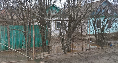 Houses in Kirov street suffered as result of flooding, Elista. Photo by Badma Byurchieva for the 'Caucasian Knot'.