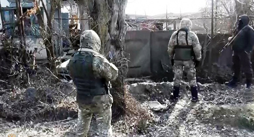 Law enforcers during special operation in Derbent. Photo: http://nac.gov.ru/kontrterroristicheskie-operacii/v-dagestane-v-rezultate-kto-neytralizovany-dva.html
