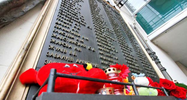 Memorial board with names of Dubrovka terror act victims. Photo: Ivan Trefilov (RFE/RL)