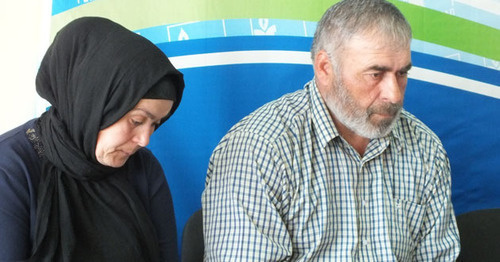 Patimat Alieva and Murtazali Gasanguseinov, the parents of the slain Gasanguseinov brothers, at a a press conference at the office of the Dagestani branch of the HRC "Memorial". March 14, 2017. Photo by Patimat Makhmudova for the "Caucasian Knot"