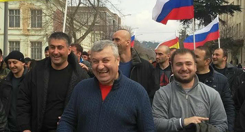 Eduard Kokoity (in the center) with his supporters. Photo by Arsen Kozaev for the "Caucasian Knot"